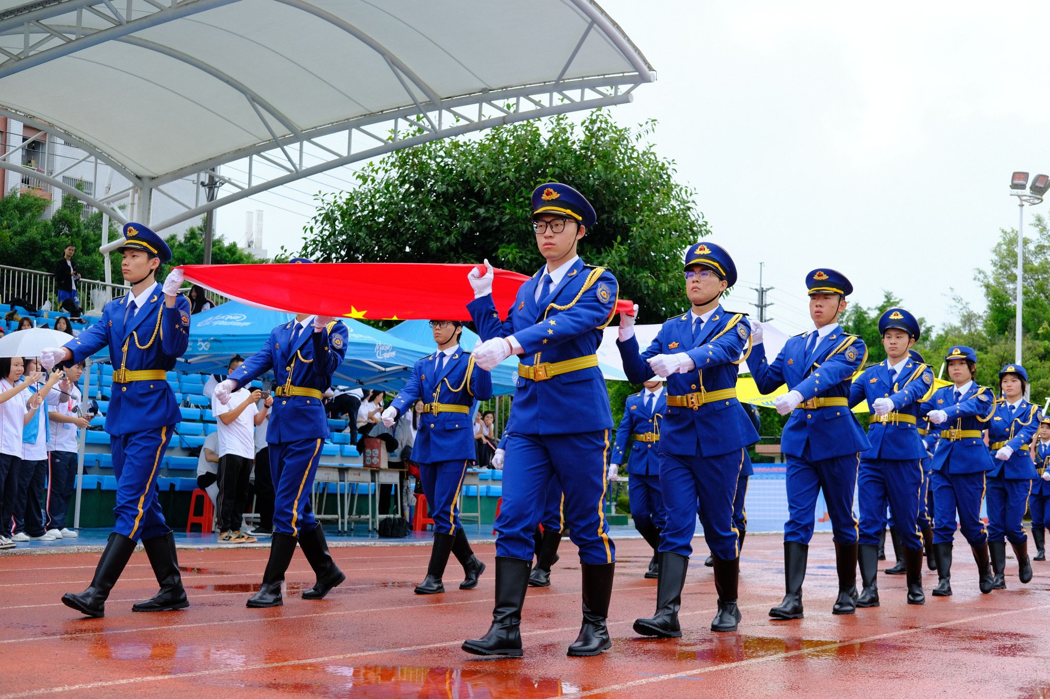 企鹅体育-精彩比赛拉开帷幕，球员们斗志昂扬(精彩比赛拉开帷幕,球员们斗志昂扬)